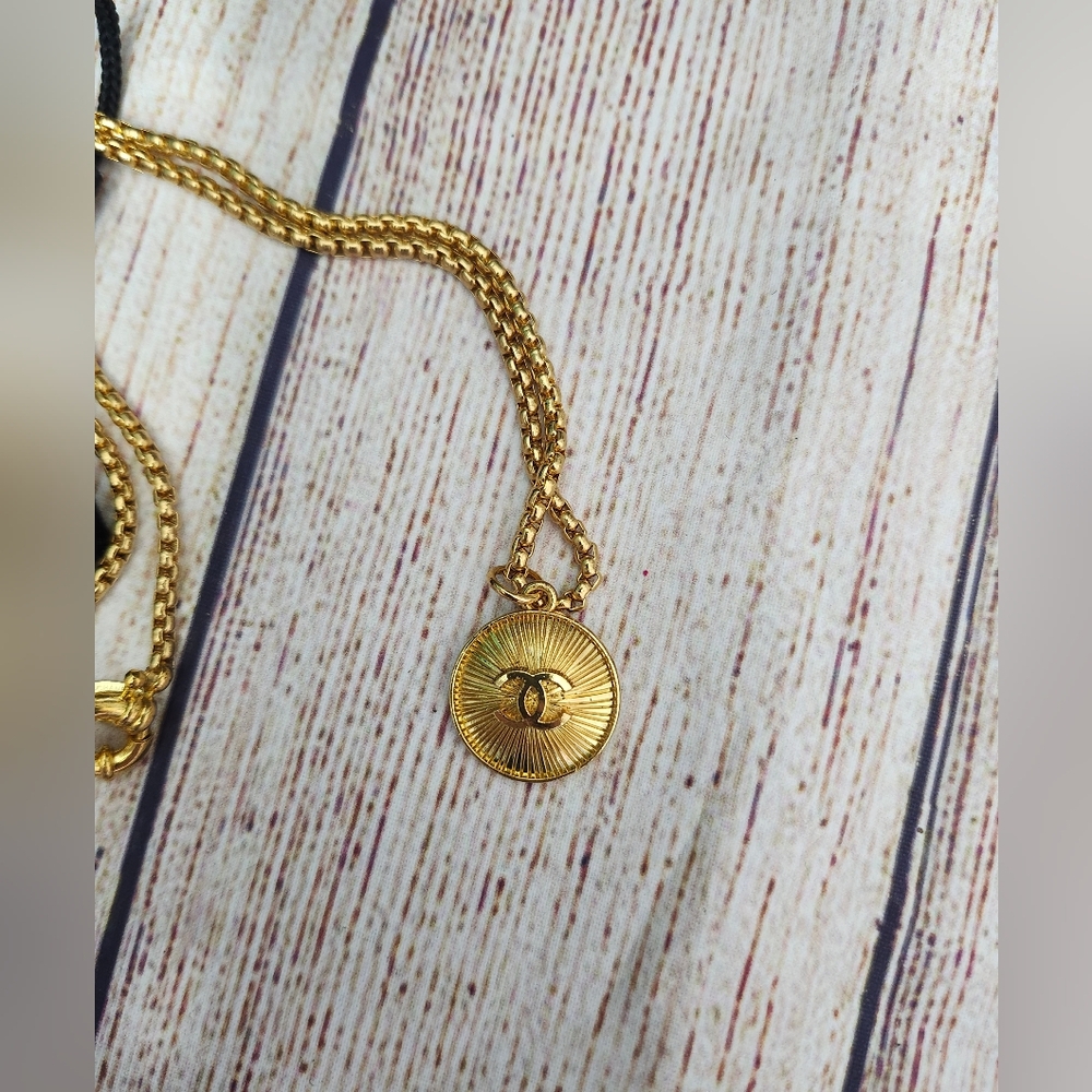 Vintage Chanel Gold Pendant Necklace - Picture 2 of 6